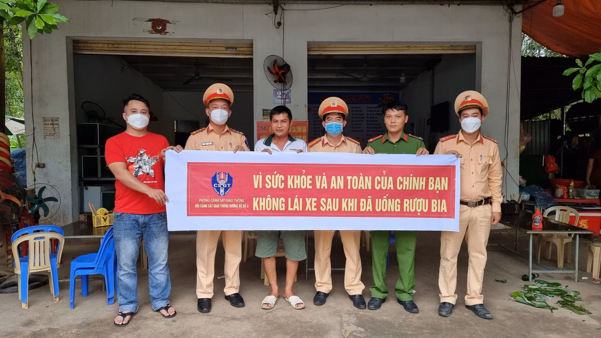 Gõ cửa hàng quán, vận động người đã uống rượu, bia thì không lái xe -0