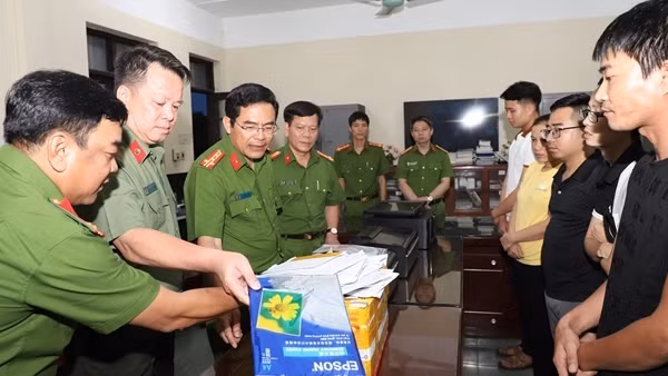 Triệt phá ổ nhóm làm giả hàng ngàn hồ sơ cấp giấy phép lái xe ô tô, xe máy