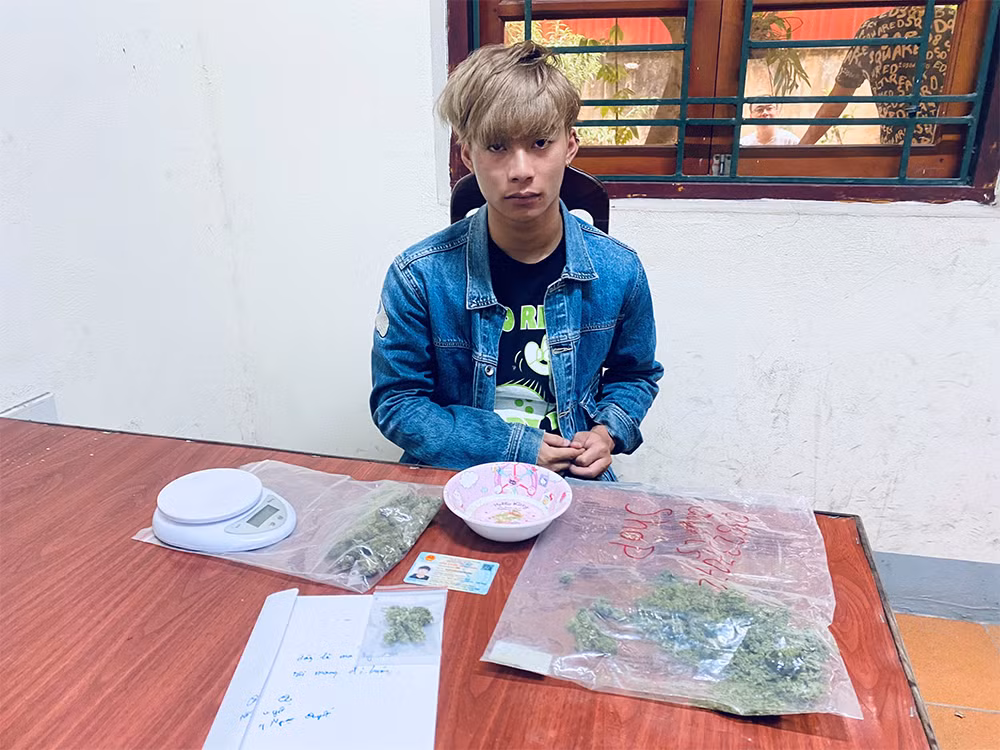 Đi uống cà phê “tranh thủ” rao bán cần sa -0