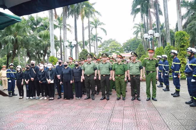 Xúc động tiễn đưa liệt sĩ Nguyễn Đình Phúc -0