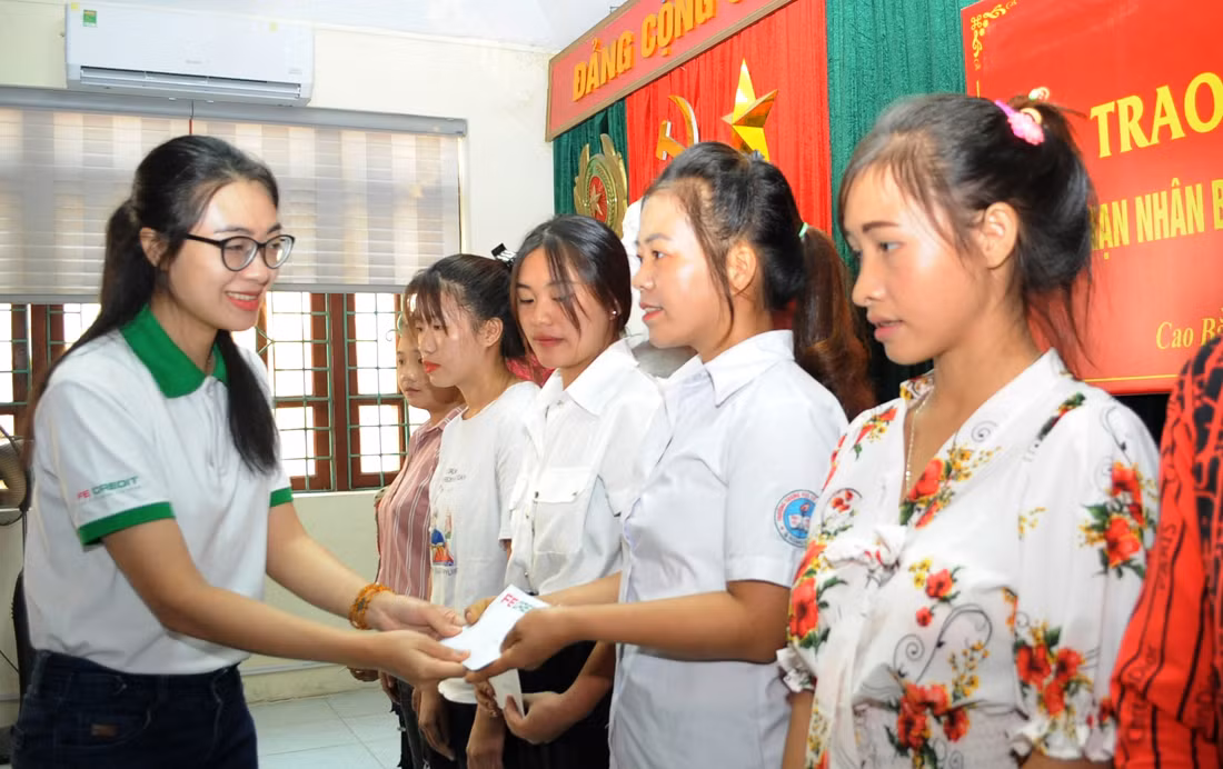 Ngày 9/8, Báo Công an nhân dân, Cục Cảnh sát Hình sự (Bộ Công an) cùng Công ty Tài chính TNHH Ngân hàng Việt Nam Thịnh Vượng SMBC (FE CREDIT) phối hợp với Phòng Cảnh sát Hình sự, Công an tỉnh Cao Bằng tổ chức trao quà, hỗ trợ, giúp đỡ nạn nhân bị mua bán người tái hòa nhập cộng đồng. -0