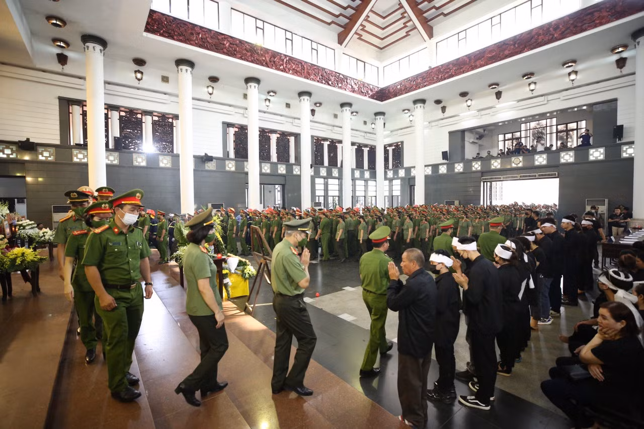 Đồng đội luôn ở cạnh, Nhân dân không bao giờ quên các đồng chí -0