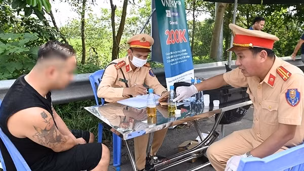 Tài xế chây ỳ hơn 2 tiếng vì sợ bị phát hiện dùng ma túy