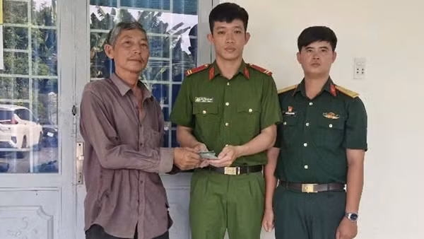 Người đàn ông vui mừng nhận lại 13 nhẫn vàng và giấy tờ tùy thân bị đánh rơi