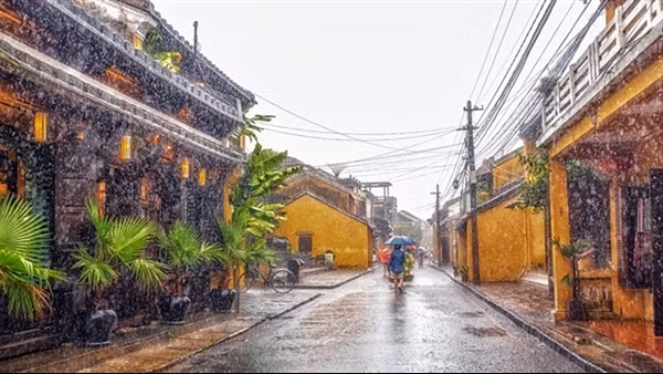 Miền Trung mưa giông nhiều nơi, Hà Nội trời nắng hanh khô