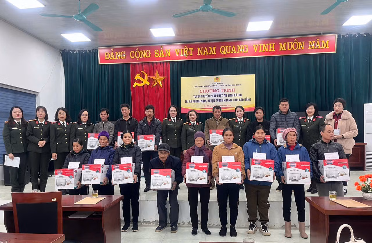 Cục Công nghiệp an ninh tặng quà trị giá trên 320 triệu đồng cho phụ nữ, học sinh nghèo ở Cao Bằng -0