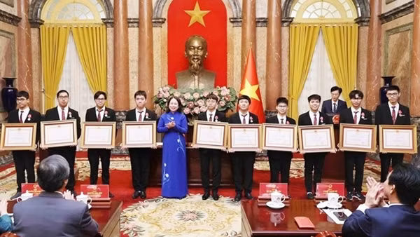 Trao Huân chương Lao động cho 20 học sinh đoạt giải quốc tế năm 2024