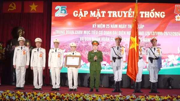 Trung đoàn Cảnh sát bảo vệ mục tiêu Cơ quan đại diện Ngoại giao đón nhận Huân chương Chiến công hạng Ba