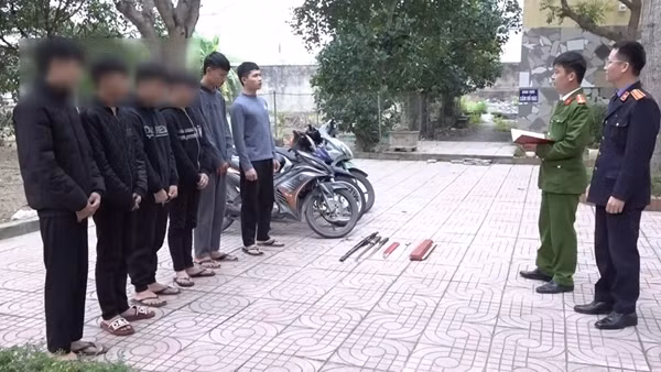 Bắt nhóm đối tượng dùng hung khí chém nhầm người đi đường