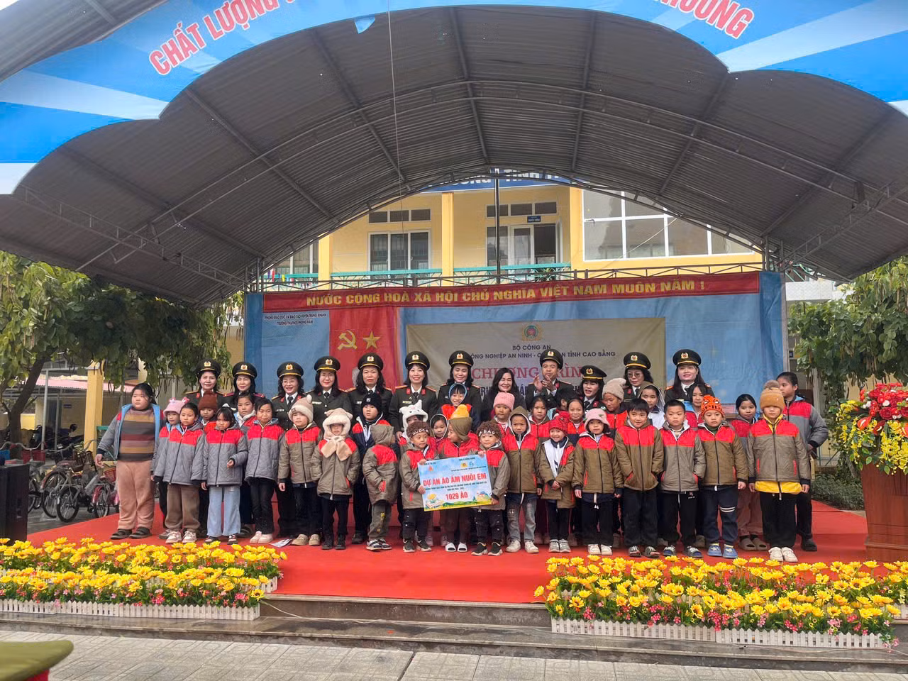 Cục Công nghiệp an ninh tặng quà trị giá trên 320 triệu đồng cho phụ nữ, học sinh nghèo ở Cao Bằng -0