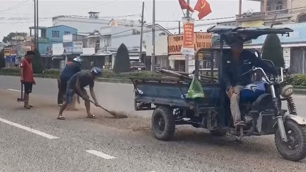 CSGT truy tìm, buộc tài xế xe benz phải thu gom cát, đá làm rơi xuống đường