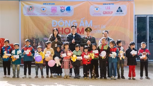 Công an tỉnh Sơn La và món quà ý nghĩa trao tặng trẻ em vùng cao