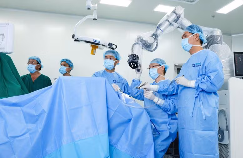 Bệnh viện Đa khoa Tâm Anh TP Hồ Chí Minh công bố 100 ca phẫu thuật não, tủy sống thành công đầu tiên bằng Robot AI -0