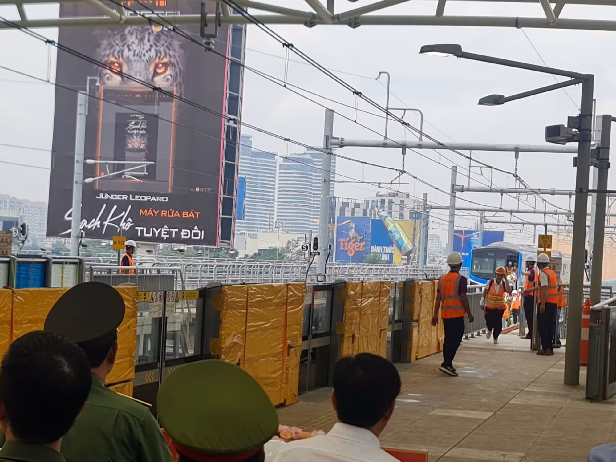 Diễn tập PCCC và CNCH tại nhà ga trên cao của tuyến Metro số 1 -0