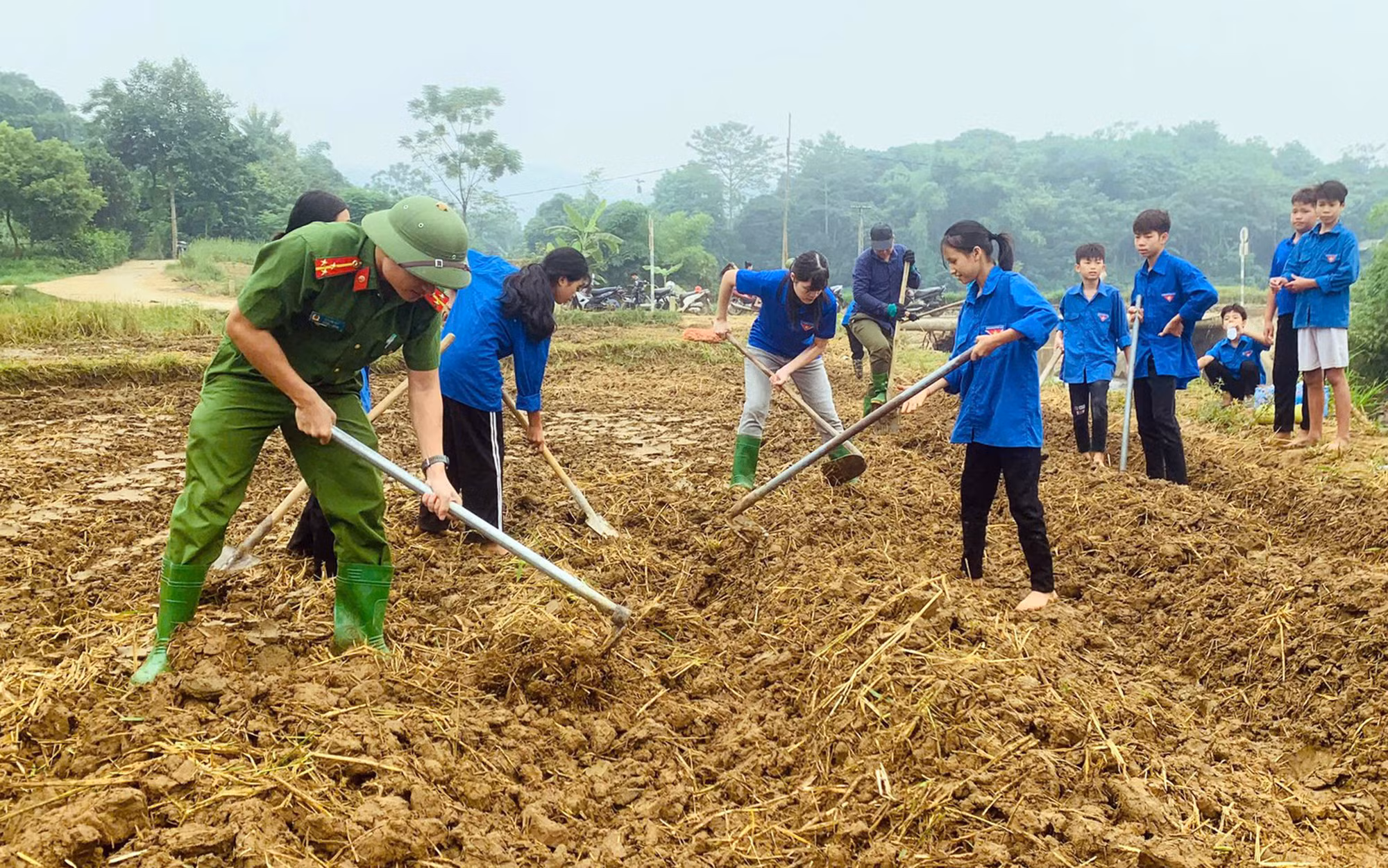 Công an huyện Bảo Yên giúp đỡ nhân dân khắc phục hậu quả bão số 3 ảnh 3 Công an huyện Bảo Yên giúp đỡ nhân dân khắc phục hậu quả bão số 3 -1