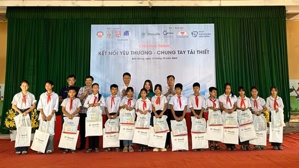 Manulife trao quà hỗ trợ cuộc sống bà con vùng cao sau thiên tai