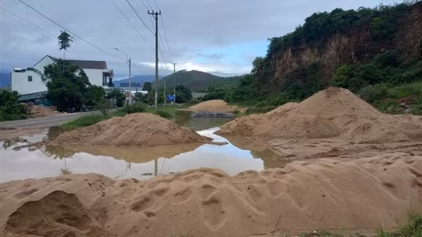 Từ phản ánh của Báo CAND, tổ kiểm tra liên ngành phát hiện hàng trăm m3 cát vô chủ