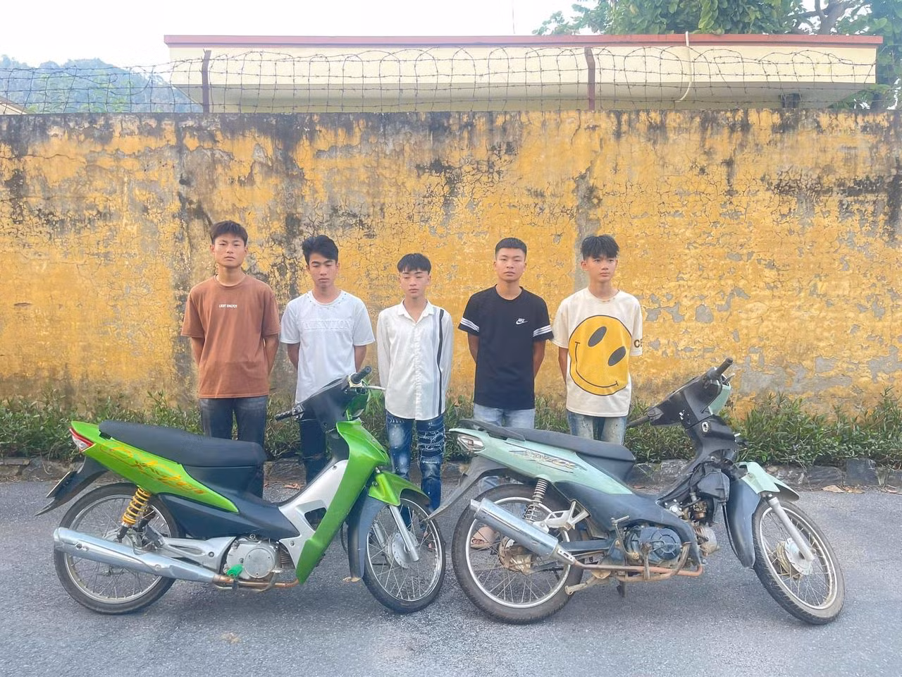 &nbsp;Học trên mạng xã hội TikTok về “chặt biển số xe người lạ mặt đi đường” -0