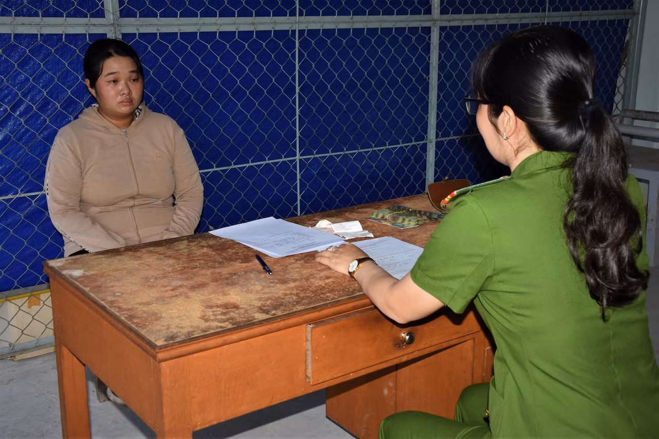 lực lượng công an lấy lời khai đối tượng nguyễn huỳnh thanh ngân. ảnh tọng tín.jpeg -0