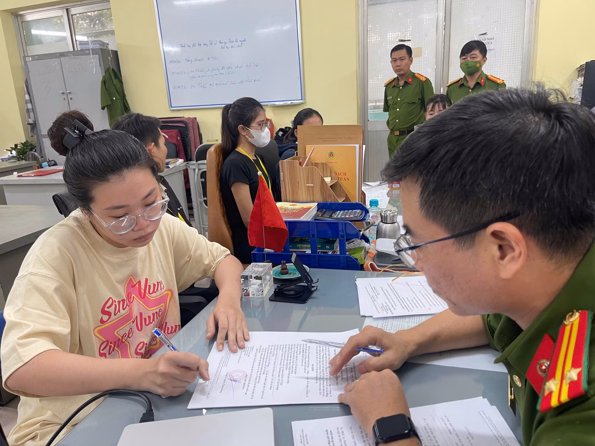 Phương thức, thủ đoạn tinh vi của đường dây chiếm đoạt tiền từ thẻ tín dụng -0