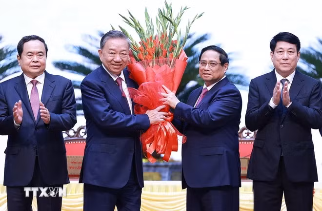 Thủ tướng Phạm Minh Chính thay mặt các đồng chí lãnh đạo chủ chốt, lãnh đạo cấp cao của Đảng, Nhà nước tặng hoa chúc mừng đồng chí Tô Lâm được bầu giữ chức Tổng Bí thư khóa XIII.