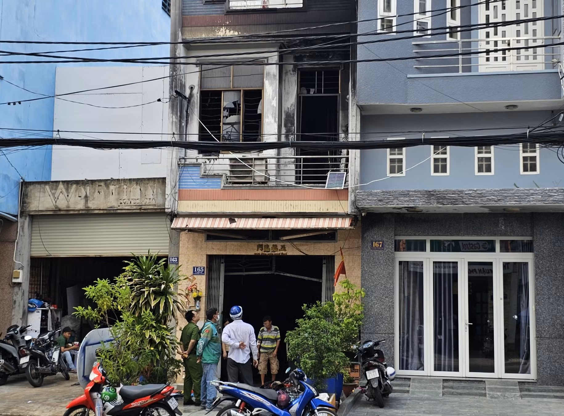 Xe tải tông sập cửa nhà để cứu người mắc kẹt trong đám cháy -0
