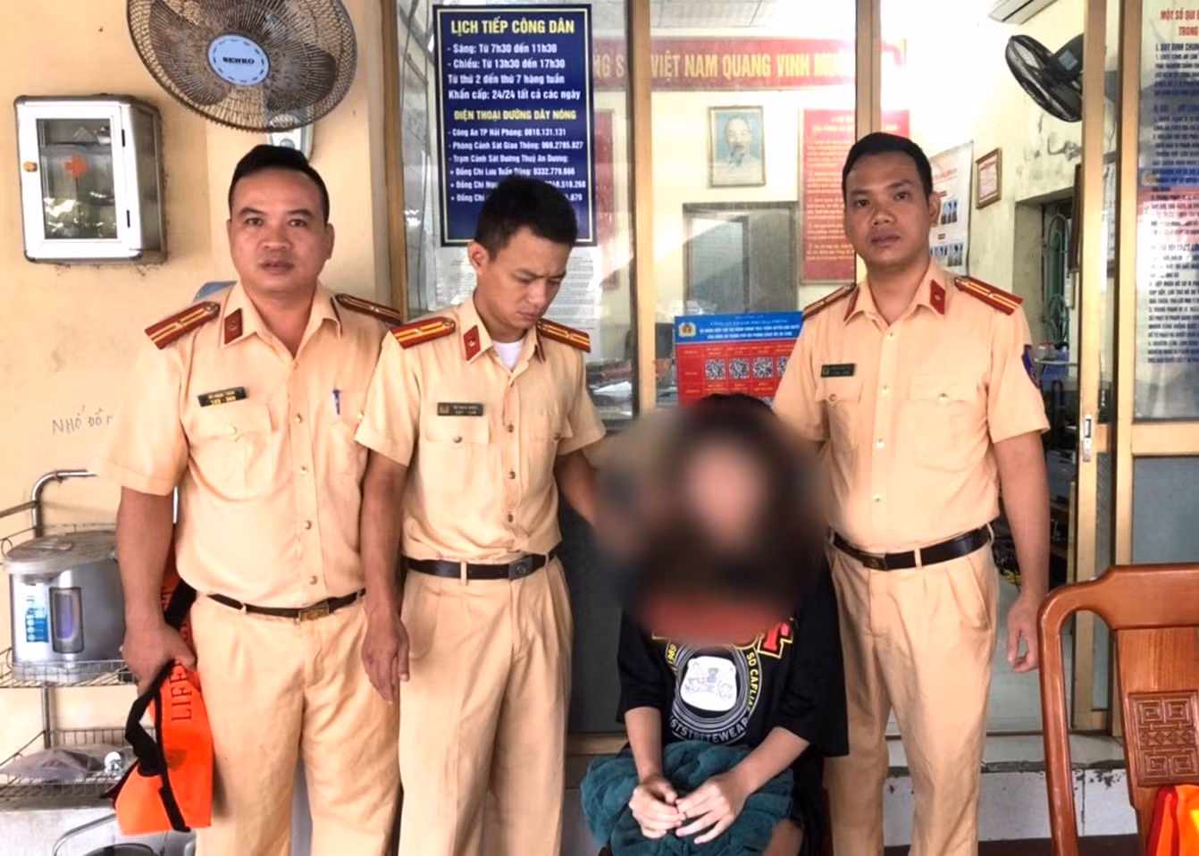 CSGT đường thủy Hải Phòng kịp thời cứu sống thiếu nữ nghi nợ nần nhảy cầu tự tử -0
