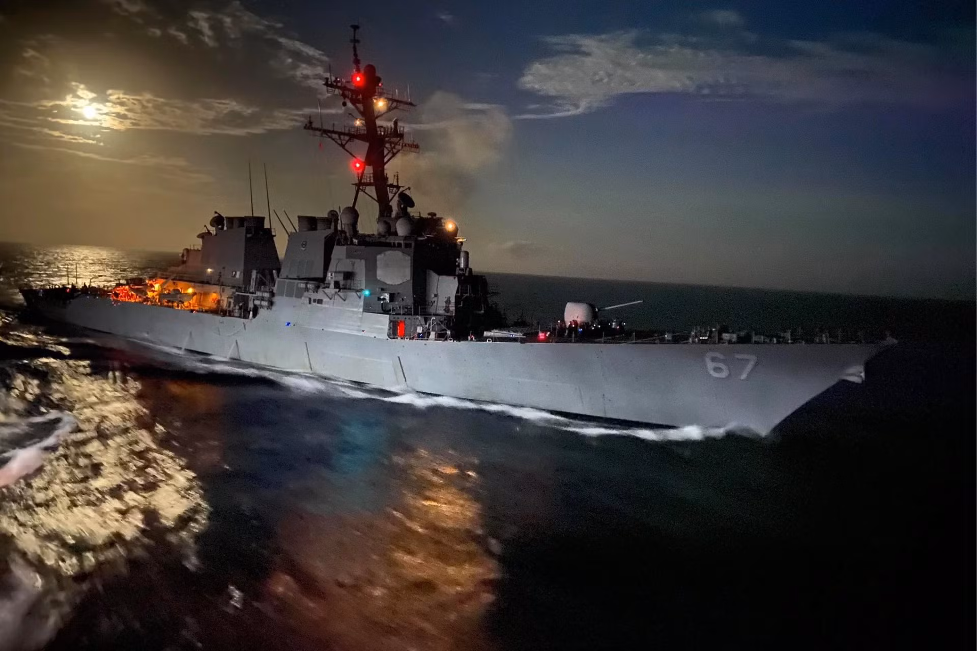 Houthi tuyên bố nã tên lửa đạn đạo vào tàu chiến Mỹ -0