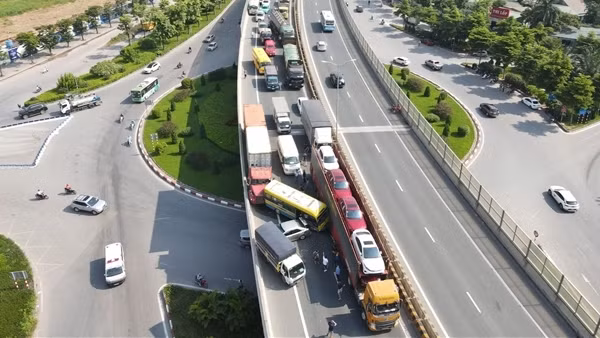 Hà Nội: 5 ô tô va chạm ở đường Vành đai 3 trên cao