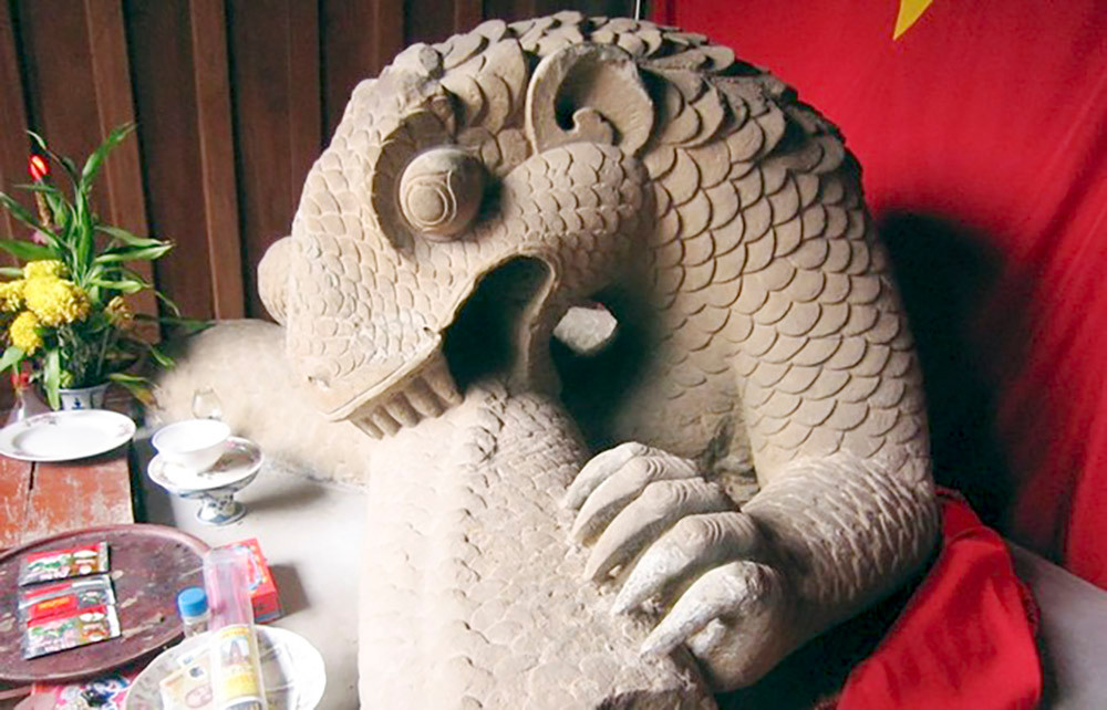Tượng xà thần tự cắn đuôi mình trong đền thờ Thái sư Lê Văn Thịnh, được công nhận là Bảo vật quốc gia năm 2013.