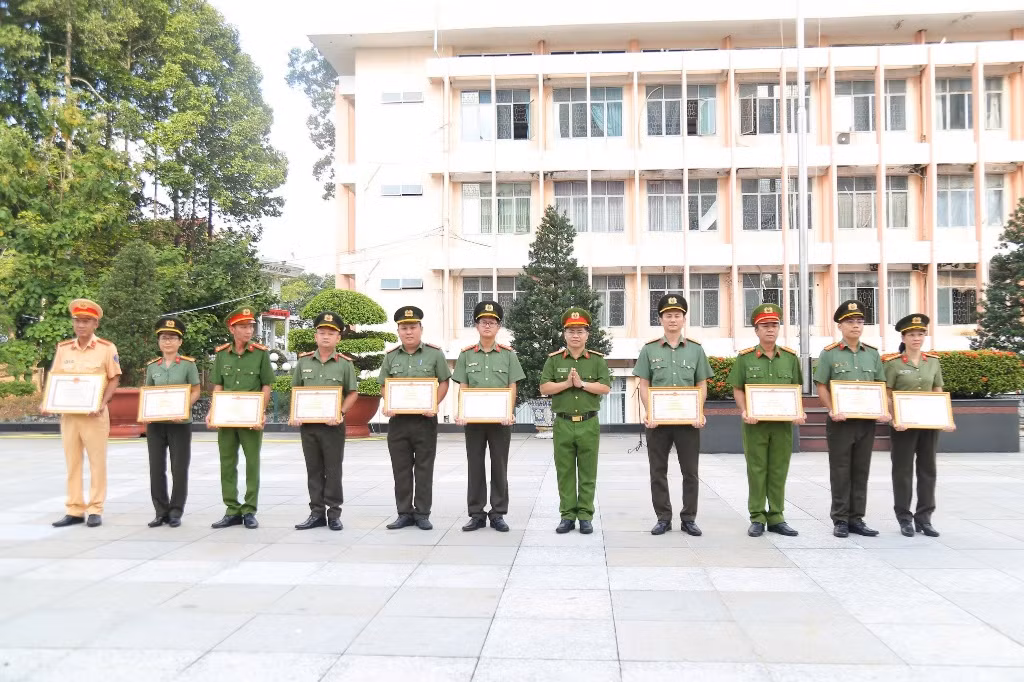 Bộ Công an khen thưởng các đơn vị khám phá 2 đường dây mua bán súng -0