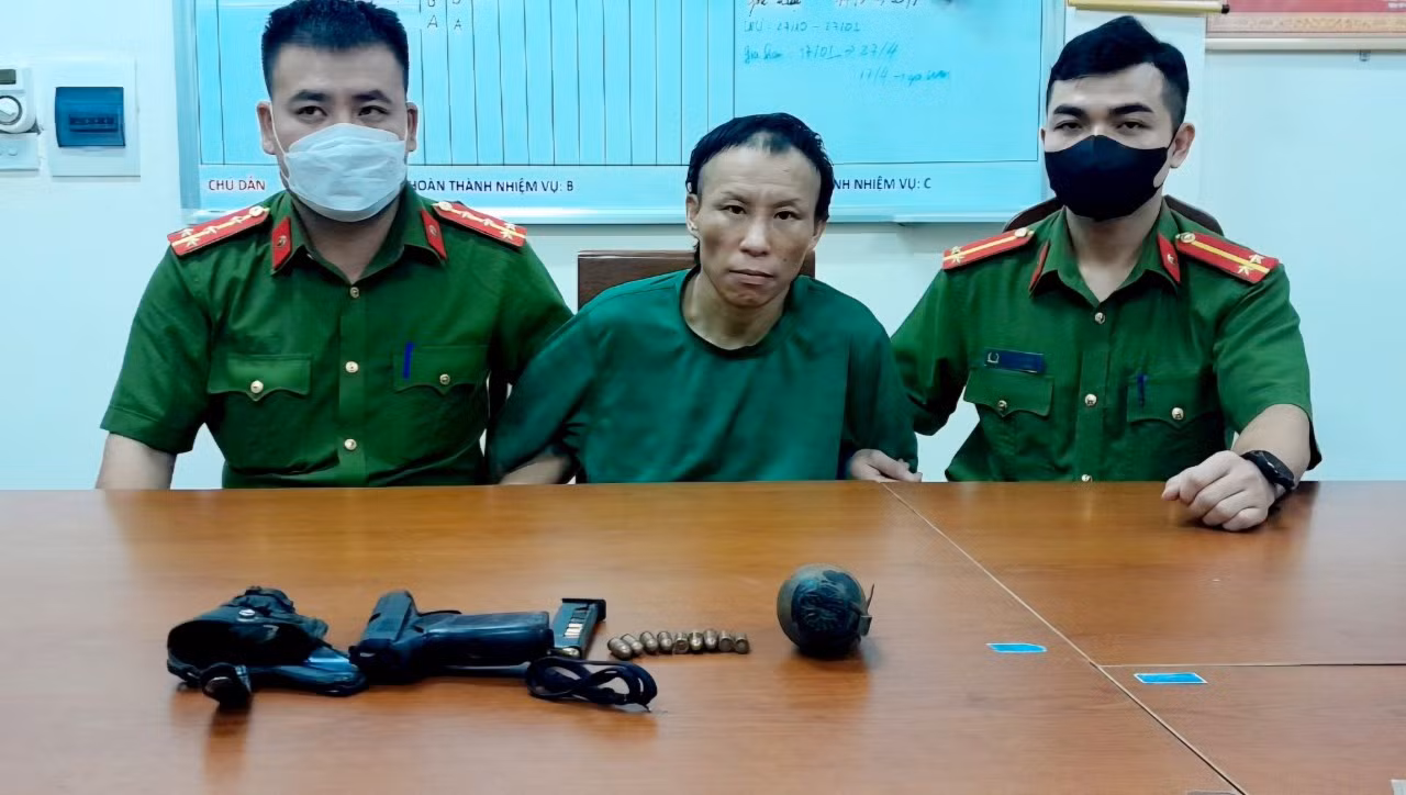 Bắt giữ thành công đối tượng truy nã đặc biệt nguy hiểm ở Hang Kia có súng, lựu đạn -0