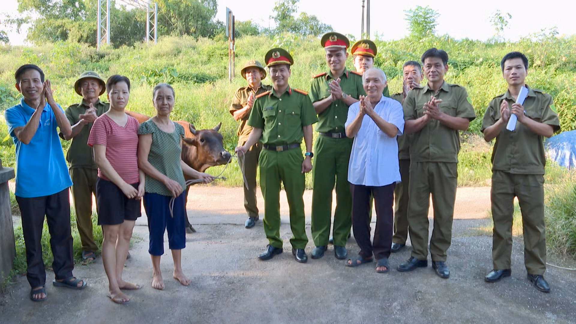 Công an xã Đạo Lý trao bò giống, tạo sinh kế giúp gia đình có hoàn cảnh khó khăn vượt khó -0