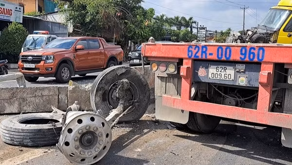 Xe đầu kéo cày nát 30 mét dải phân cách