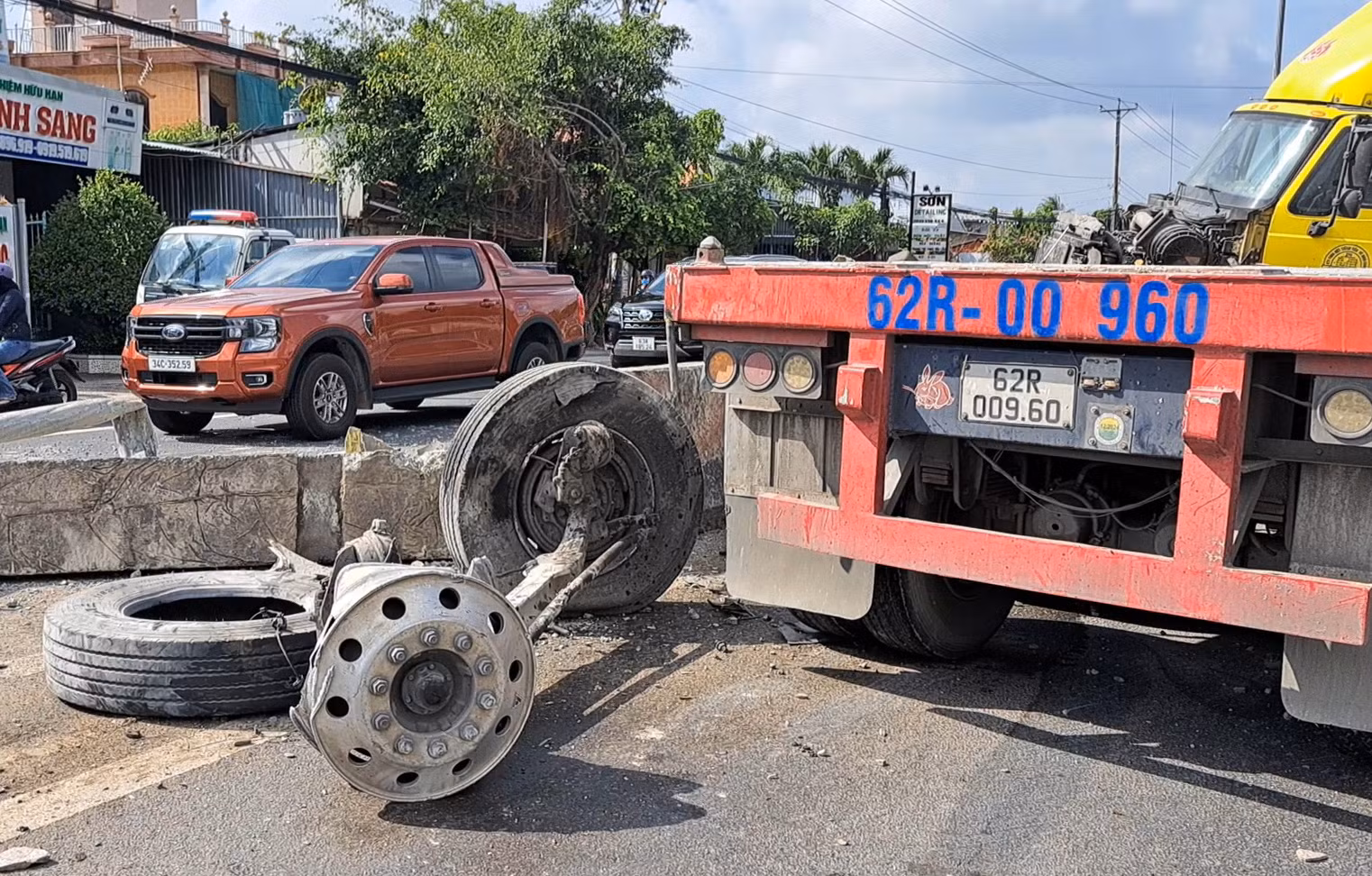 Xe đầu kéo “càn quét” 30 mét dải phân cách -0