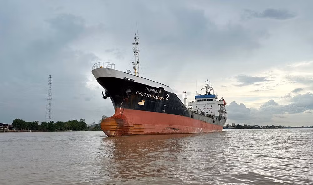 Phà chở ô tô sai quy định và không có máy trưởng -0