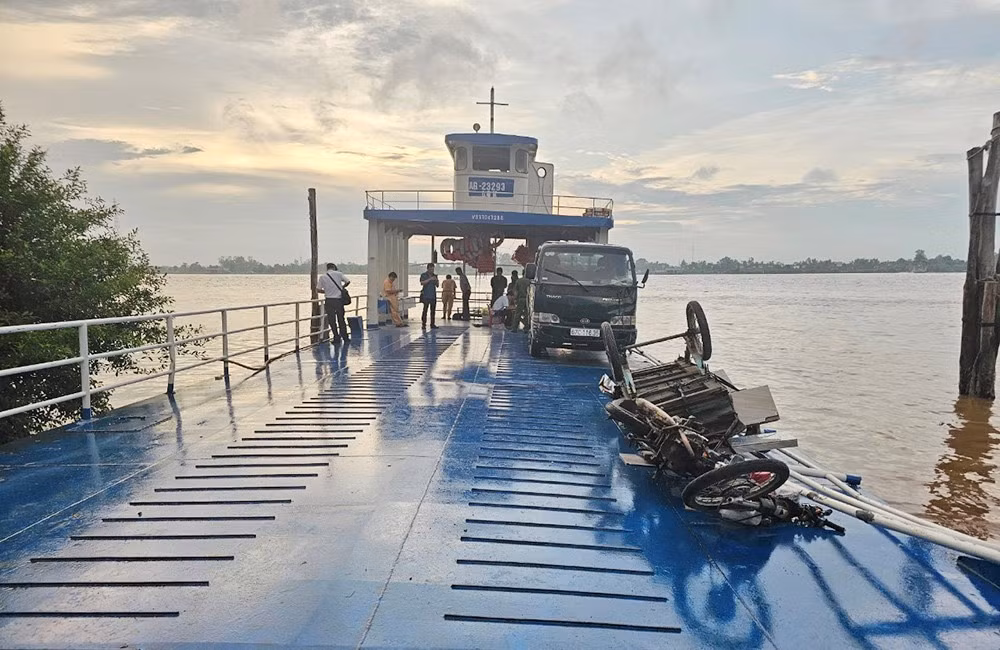 Phà chở ô tô sai quy định và không có máy trưởng -1