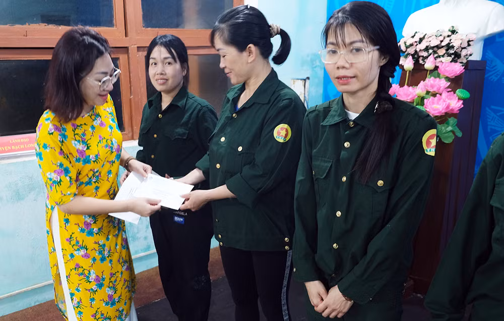 Mang "chất" Trường Sa về Bạch Long Vĩ ảnh 5 Mang