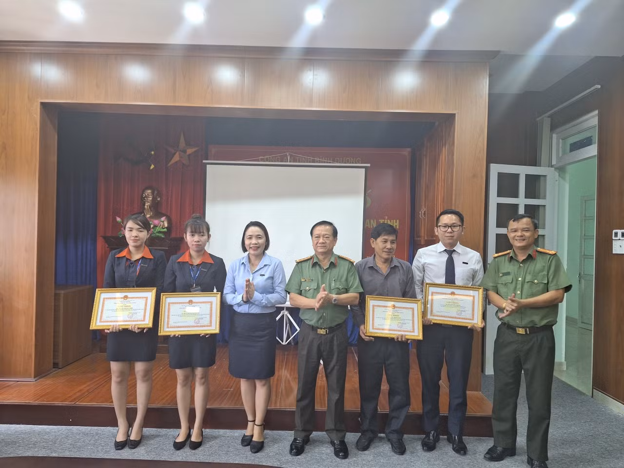 Khen thưởng các cá nhân hỗ trợ bắt kẻ cướp ngân hàng -0