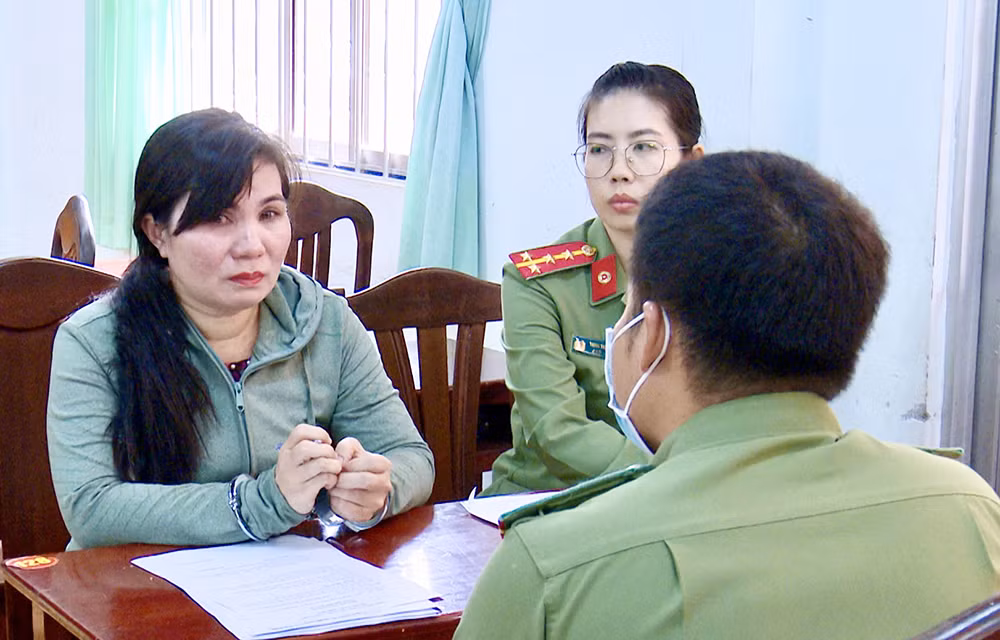 Thoát khỏi… “hang hùm” -0