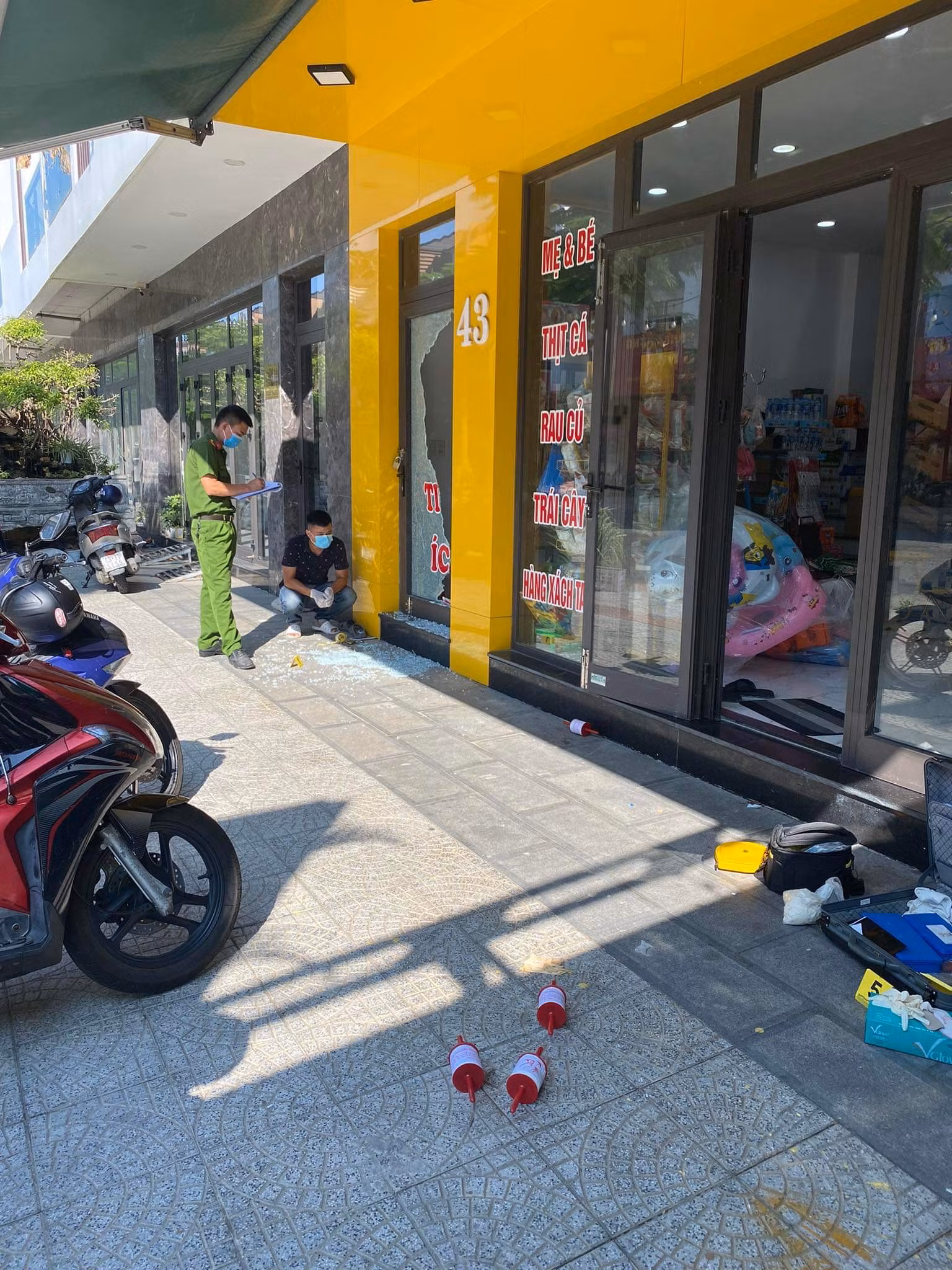Truy tìm nhóm đối tượng bịt mặt đập vỡ cửa kính siêu thị để trộm két tiền -0