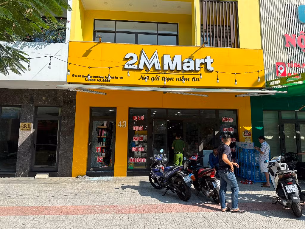 Truy tìm nhóm đối tượng bịt mặt đập vỡ cửa kính siêu thị để trộm két tiền -0