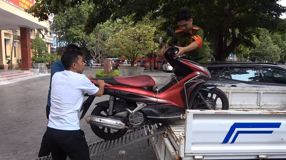 Bị tóm khi mang 2 xe gian đi tiêu thụ -0
