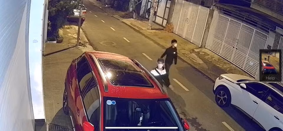 Hàng loạt ô tô đậu ngoài đường bị kẻ gian cạy cửa, đập kính trộm đồ -0