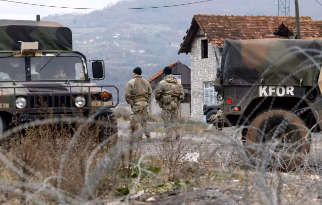 Quân đội Serbia áp sát Kosovo -0