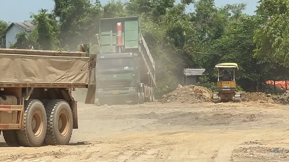 Chưa hoàn thiện thủ tục, chủ đầu tư cấp tập cho san lấp mặt bằng -0