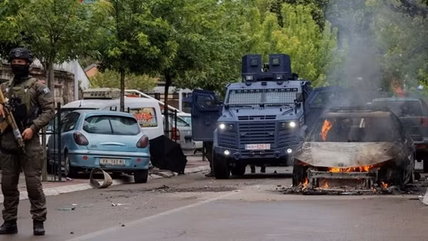 Quân đội Serbia áp sát Kosovo