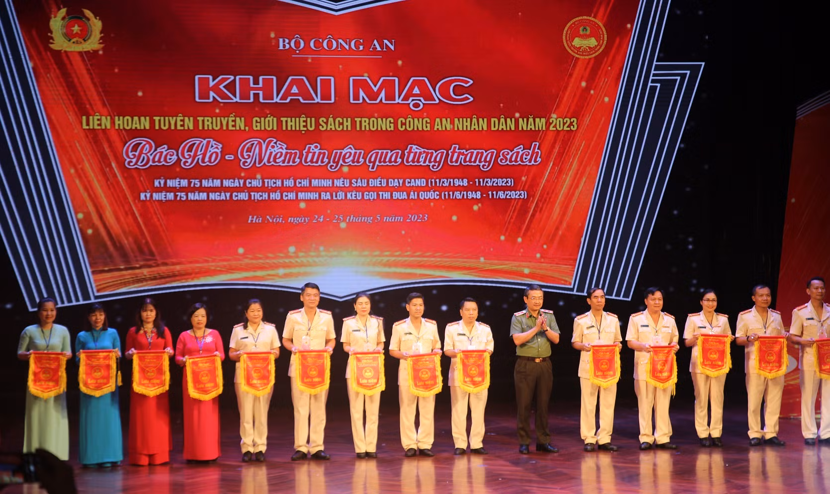Khai mạc Liên hoan “Bác Hồ - Niềm tin yêu qua từng trang sách” -0
