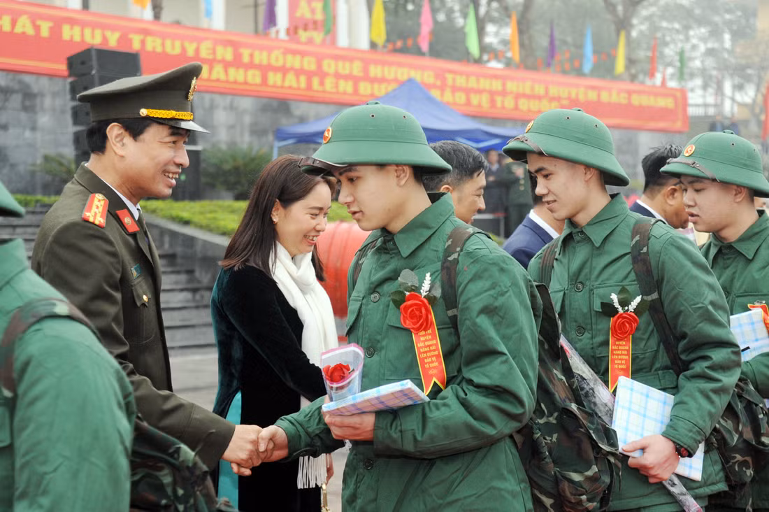 Thứ trưởng Lê Văn Tuyến dự Lễ giao nhận quân tại tỉnh Hà Giang -0