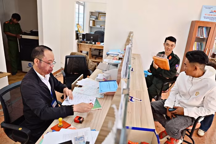 Hai năm không có con dấu hợp pháp, xã có 3 tên được cấp lại dấu mới -0